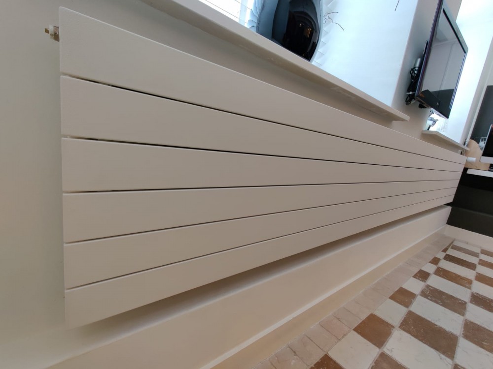 Horizontale lamellen radiator Designradiator.nl de mooiste designradiatoren woonkamer, keuken, slaapkamer en hal.